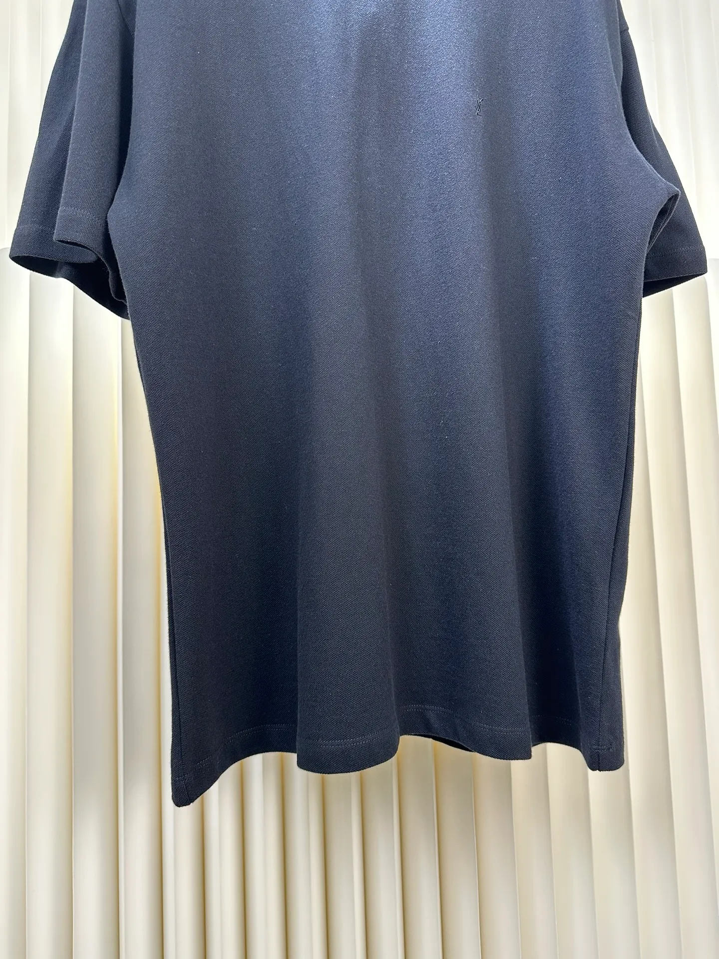 P230 SaintLaurent Yves Saint Laurent logo embroidered short sleeves (authentic version - physical counter - top luxury quality) 🆚Instant sale of all versions on the market. Customized floral gray double beads pure and elegant cotton, the iconic YSL contrasting color embroidery logo embellishes the front, with gray as the base, and the yellow YSL logo jumps up. Simple yet stylish.  Adopt imported machine embroidery technology, use advanced computer control system and precision mechanical components to realize YSL logo embroidery operation. Size: s m l xl